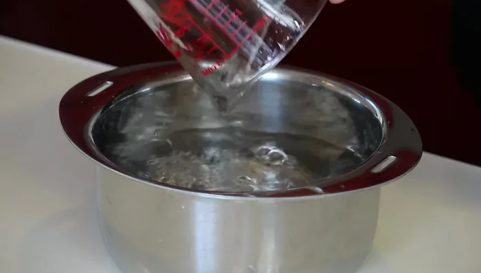 Make the broth: Combine water, soy sauce, mirin, hon-dashi, and salt in a pot. Bring to a boil. (64.08)