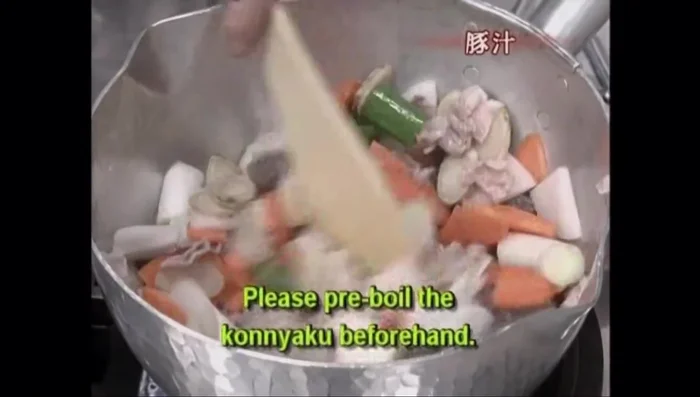 Add the konjac and shake to remove excess moisture.