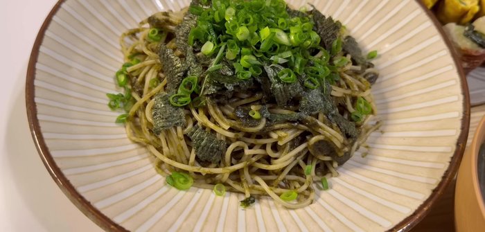 Plate the pasta and garnish with green onions.
