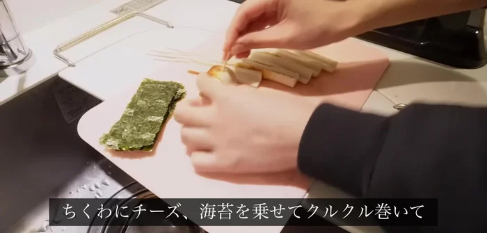 Make chikuwa and cheese rolls: Place cheese and nori on the chikuwa, roll it up, and secure it with a toothpick.