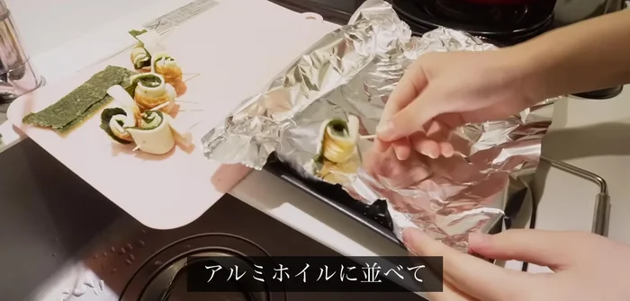 Arrange the rolls on aluminum foil and bake in a toaster oven until the chikuwa is browned and the cheese is melted.