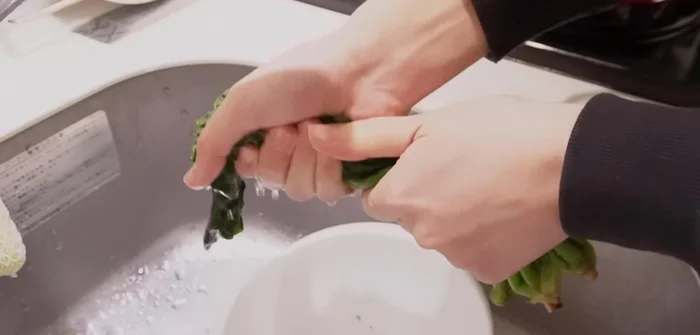 Cut the roots and wrap them in nori. Alternate roots and nori, and cut off excess nori.