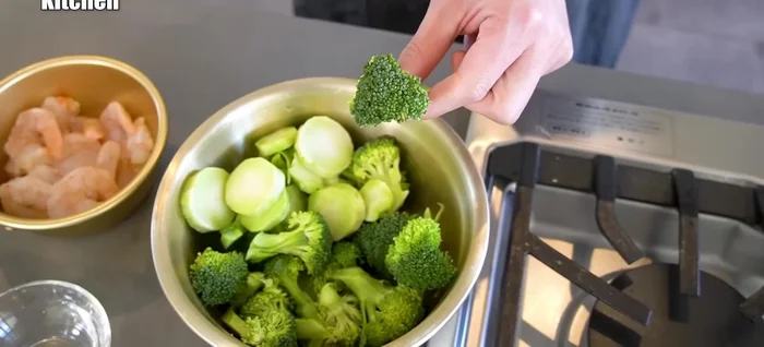 Steam the broccoli and shrimp in a frying pan with a small amount of water, until cooked through.