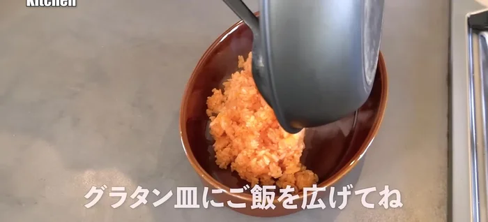 Serve the ketchup rice into a heat-resistant container.