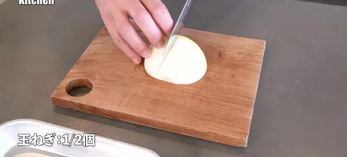 Cut the onion in half, remove the core, and thinly slice half. Chop the other half into small pieces.