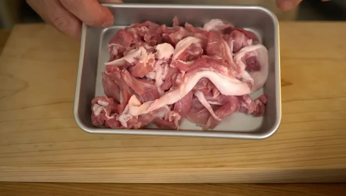 Cut the pork into pieces. If there are any large pieces, use scissors to cut them roughly.