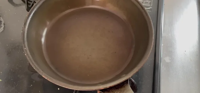 Heat a frying pan and add a little salad oil.