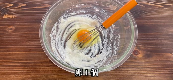 Add an egg and break it into pieces. Mix with the crumbled tofu.