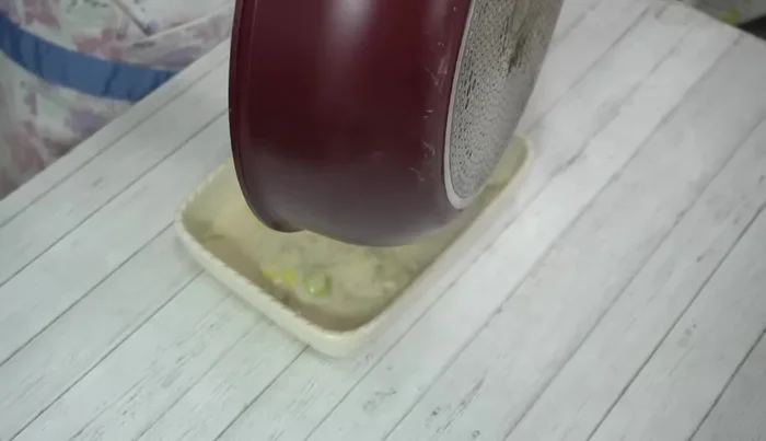 Pour the sauce into a gratin dish, top with plenty of cheese, and bake in a toaster or oven until golden brown.