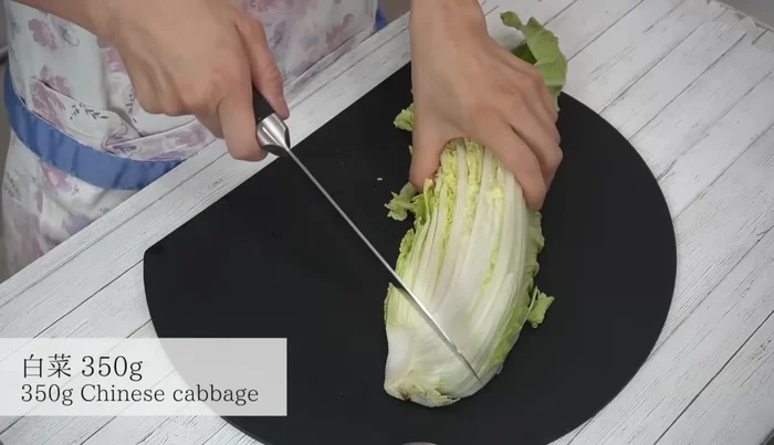 Cut off the core of the Chinese cabbage and cut it into 3cm wide pieces. Rinse and wipe dry with paper towels.