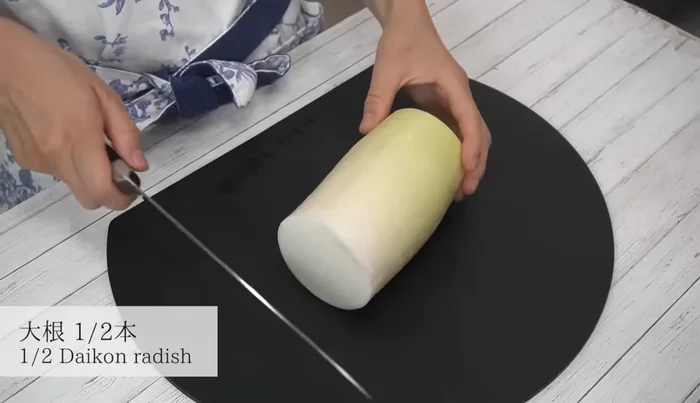Peel the daikon radish thickly (about 1cm thick). Cut it into 1cm wide pieces.