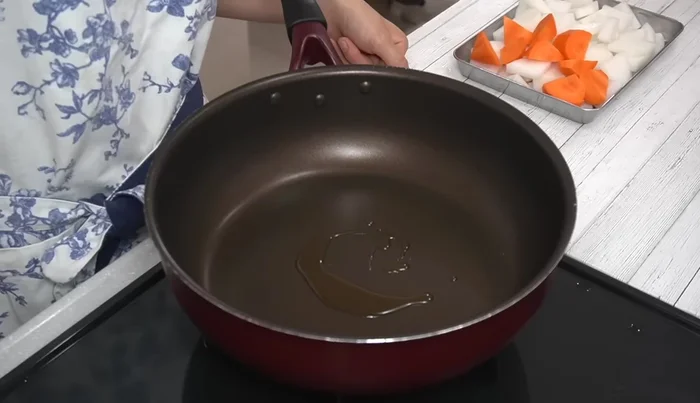 Heat sesame oil in a frying pan. Stir-fry daikon and carrots for about 3 minutes until slightly translucent.