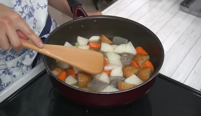 Once boiling, simmer for 1 minute. Add bonito stock and mix well.
