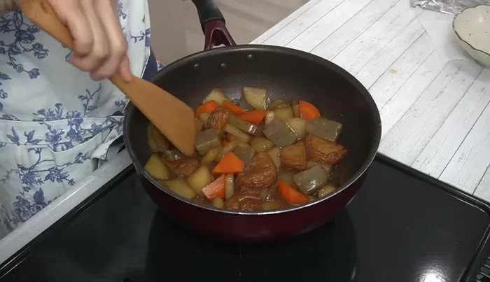 Remove the lid and simmer for 3 minutes to evaporate excess water. Turn off the heat and let cool.