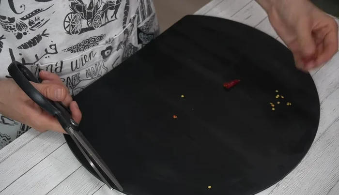 Cut the chili pepper with kitchen scissors, removing the seeds (optional).
