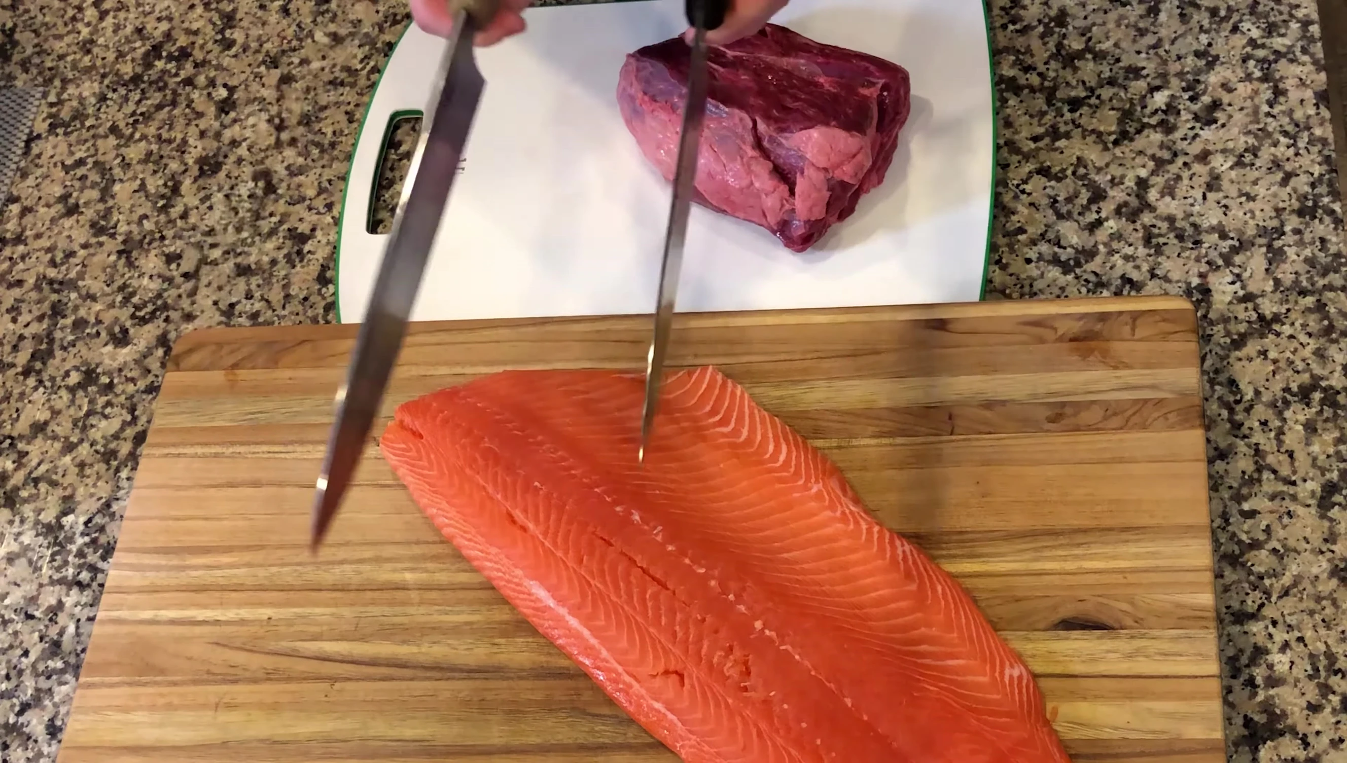 Close-up comparison of Yanagiba and Sujihiki knives side-by-side, highlighting their similar appearance.