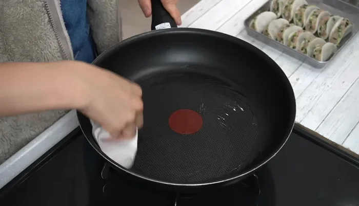 Heat salad oil in a frying pan over medium heat. Add the daikon dumplings and cook for about 30 seconds per side, until lightly browned.