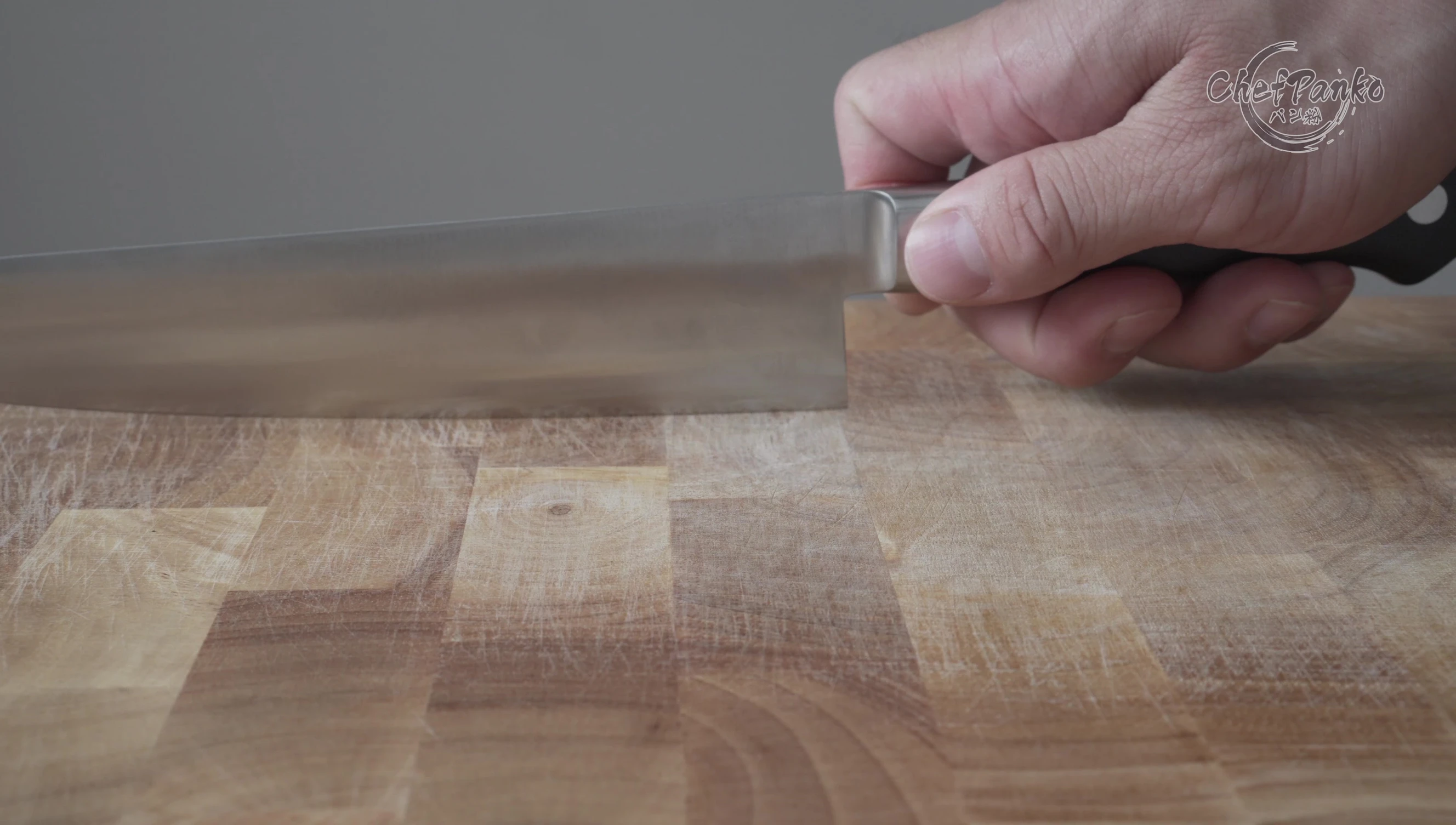 The reviewer demonstrating different grip styles.