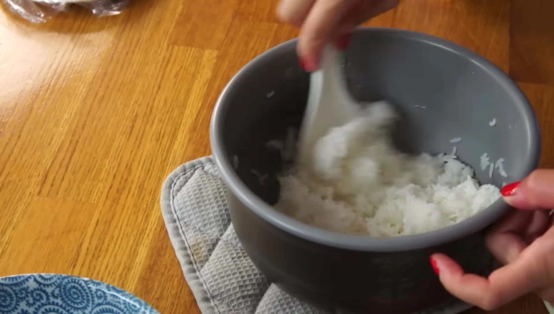 The seasoned rice cooling down covered with a dishcloth.