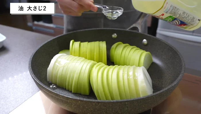 Add 2 tablespoons of oil to the daikon in the pan. [123.799]