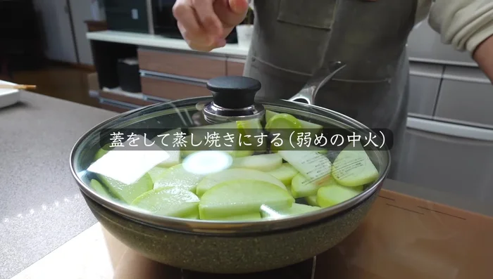 Cover the pan and cook on low to medium heat to steam the daikon. [143.72]