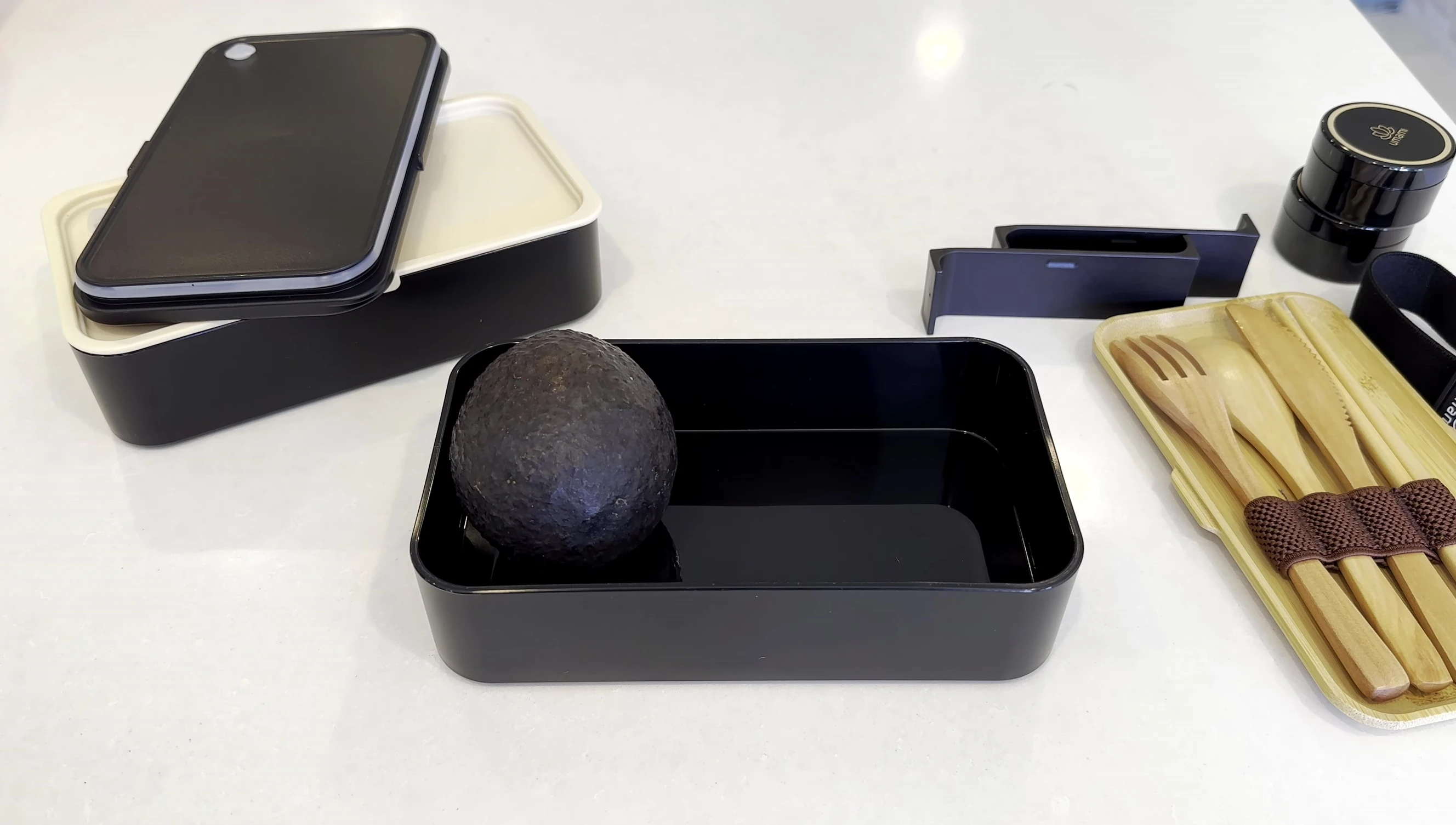 Avocado and egg are placed in the Bento box to demonstrate its capacity.
