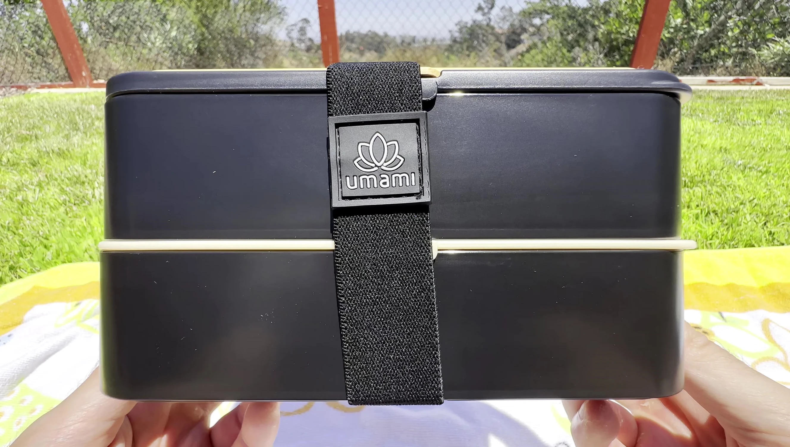 Image highlighting the bamboo lid and utensils.