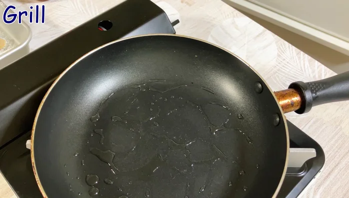 Grease a pan and heat it over medium heat. [382.599]
