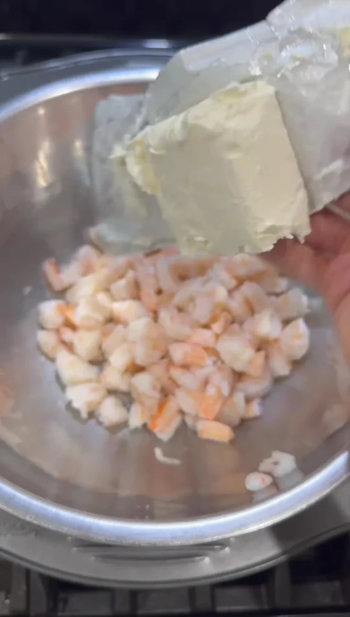 In a mixing bowl, combine shrimp, 1/2 cream cheese, mayonnaise, sriracha, and green onion. Mix well. Adjust sriracha and salt to taste.