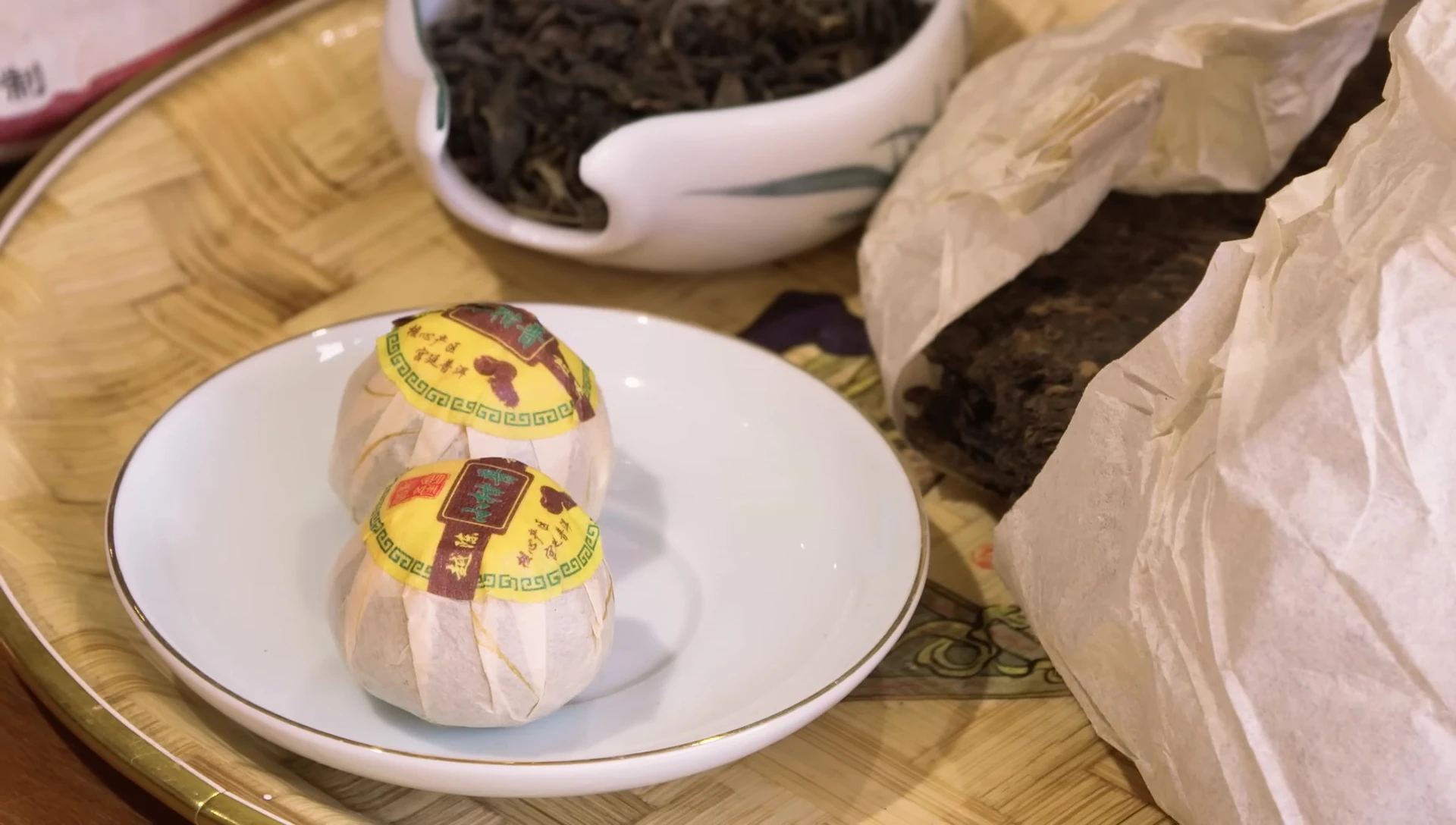 Close-up shot of the tangerine pu-erh tea cake.