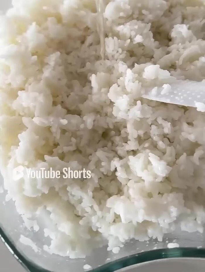 Transfer the cooked rice to a dish. Add the seasoning and gently mix to cool it down.