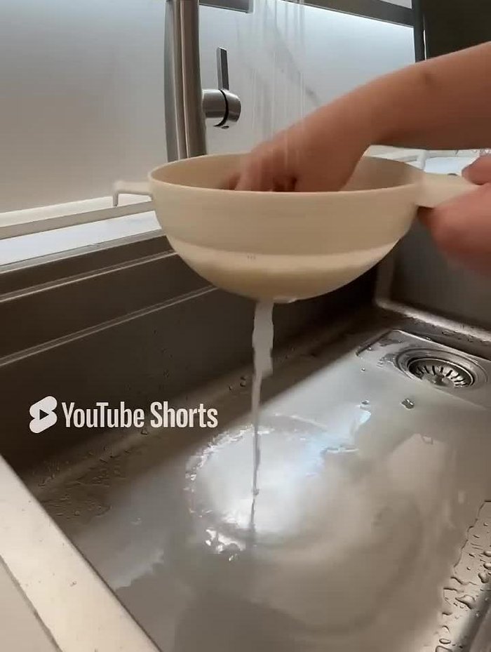 Wash the rice thoroughly and let it drain for 10 minutes.