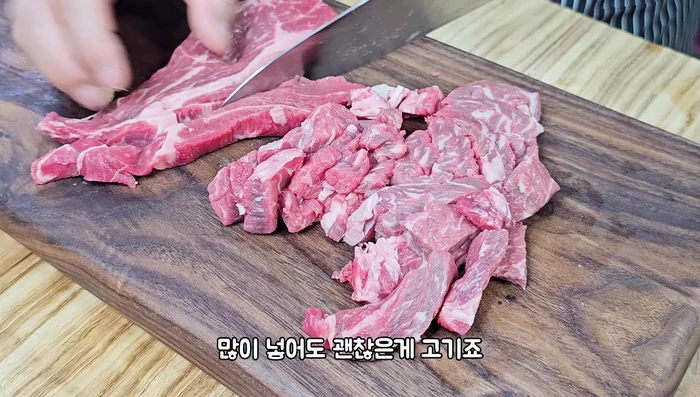 Cut beef sirloin into bite-sized pieces.