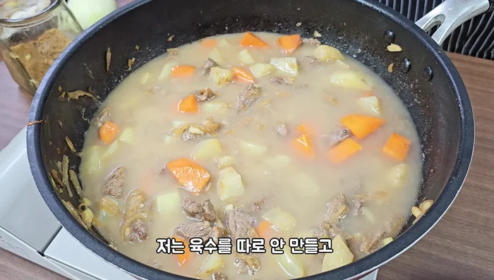 Pour in 1.5L of water (or add chicken stock). Add Worcestershire sauce.