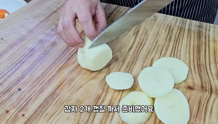 Cut the radish into bite-sized cubes.