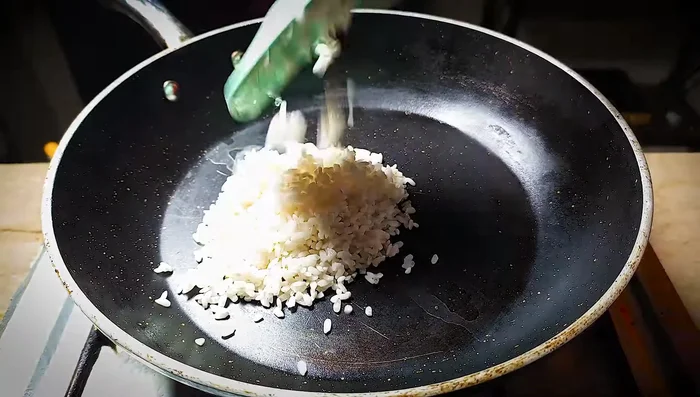 Add the rice to a pan with 2 cups of water and bring to a boil. Once boiling, cover and cook on low heat for 10 minutes, or until the water evaporates.