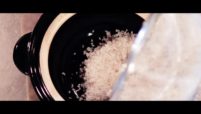 Cook the rice in a pot or Donabe.