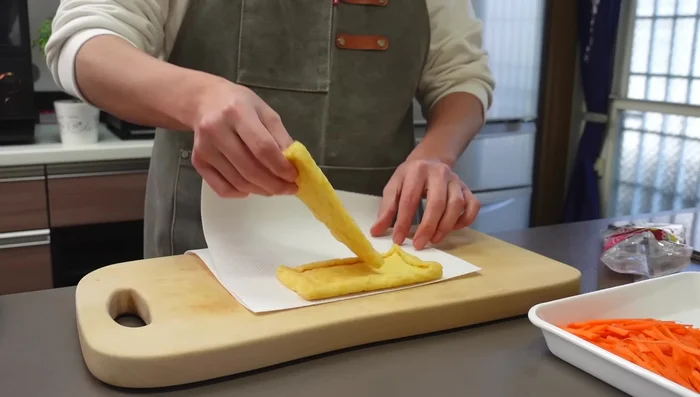 Place the fried tofu on kitchen paper to absorb excess oil.