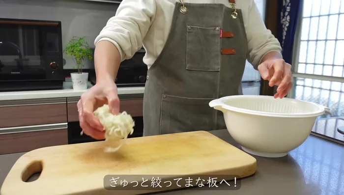 Squeeze out excess water from the soaked kiriboshi daikon.