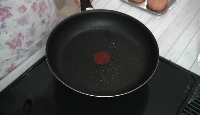 Heat salad oil in a frying pan over medium heat. Place patties in the pan, make a dent in the center of each, and brown both sides.