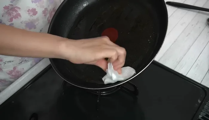 Wipe excess oil from the pan. Add the remaining fried onions, soy sauce, mirin, sake, sugar, and vinegar. Bring to a boil, then simmer for 1.5 minutes to create the sauce.