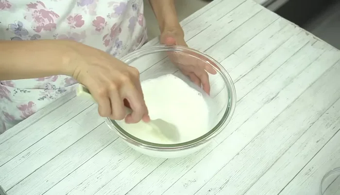 Add granulated sugar and soaked gelatin to the warm milk. Dissolve completely.