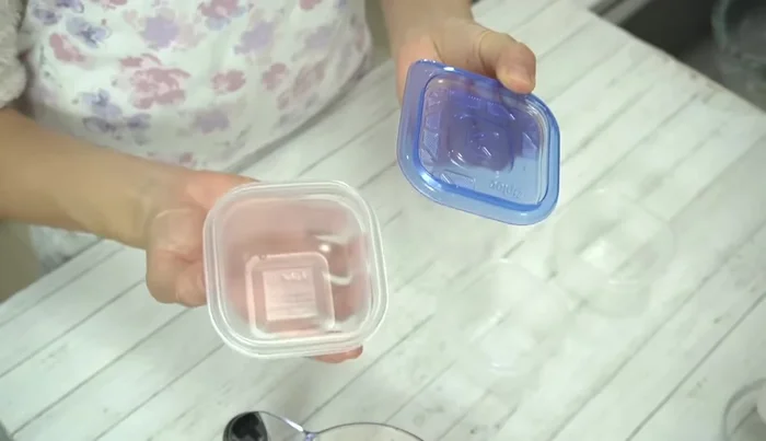 Pour the batter into 130ml Tupperware containers.