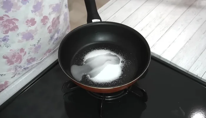 Make caramel sauce: Add granulated sugar and water to a frying pan. Let the water soak in, then cook over medium heat until the edges start to brown.
