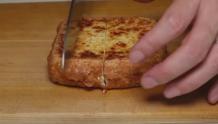 Cut the atsuage into bite-sized pieces.