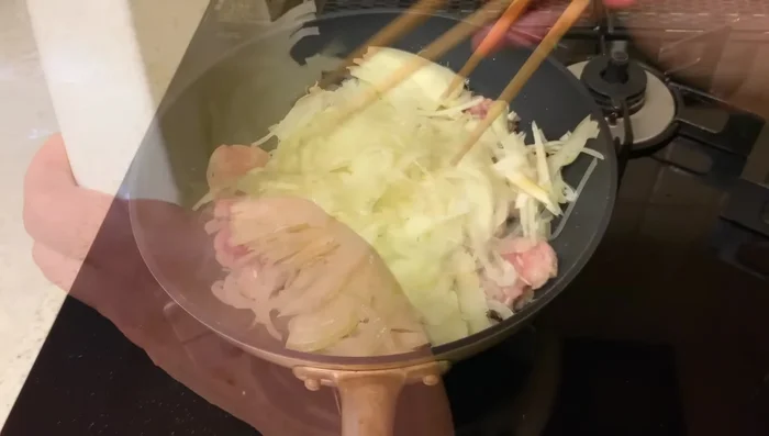 Add the onions to the pot and fry them briefly in the chicken oil.