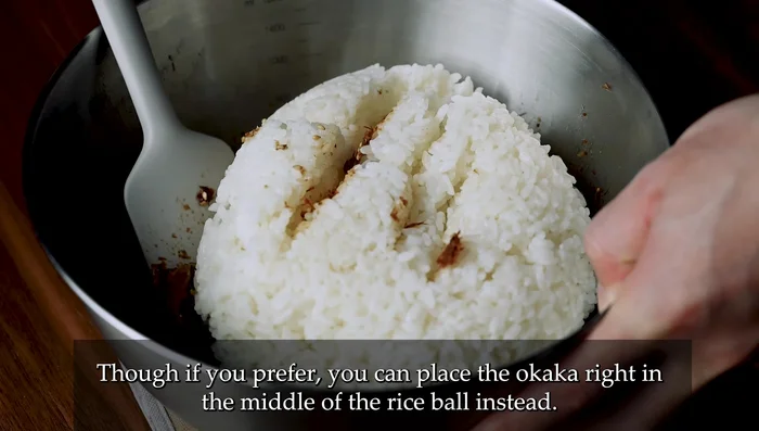 Add rice: Add 600g of cooked Japanese rice to the bowl and mix until evenly distributed.