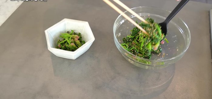 Serve immediately. Arrange the spinach nicely on a plate.