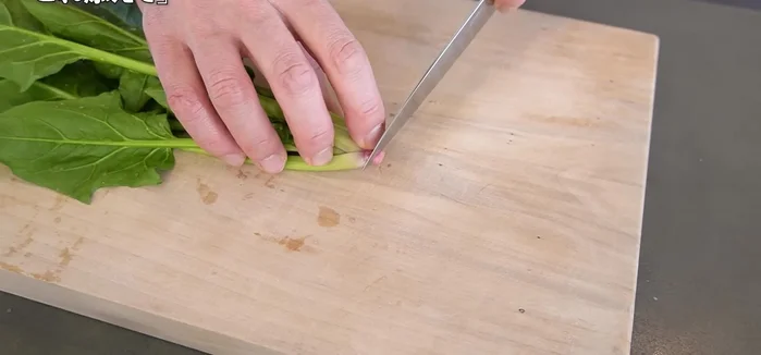 Prepare the spinach: Cut off the root ends and make a slit at the base of each spinach stalk. Wash thoroughly.
