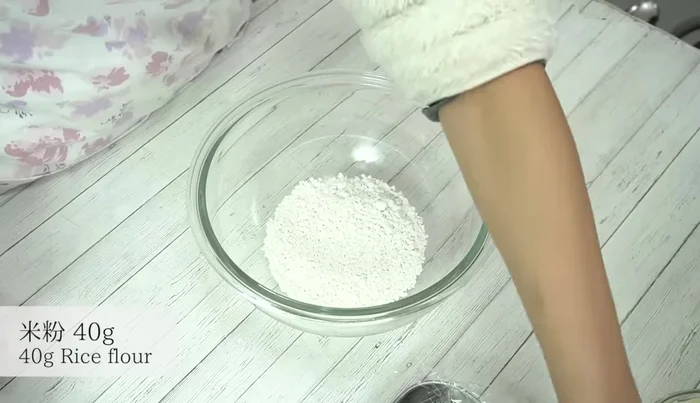 In a bowl, roughly mix shiratama flour, rice flour, and egg whites.